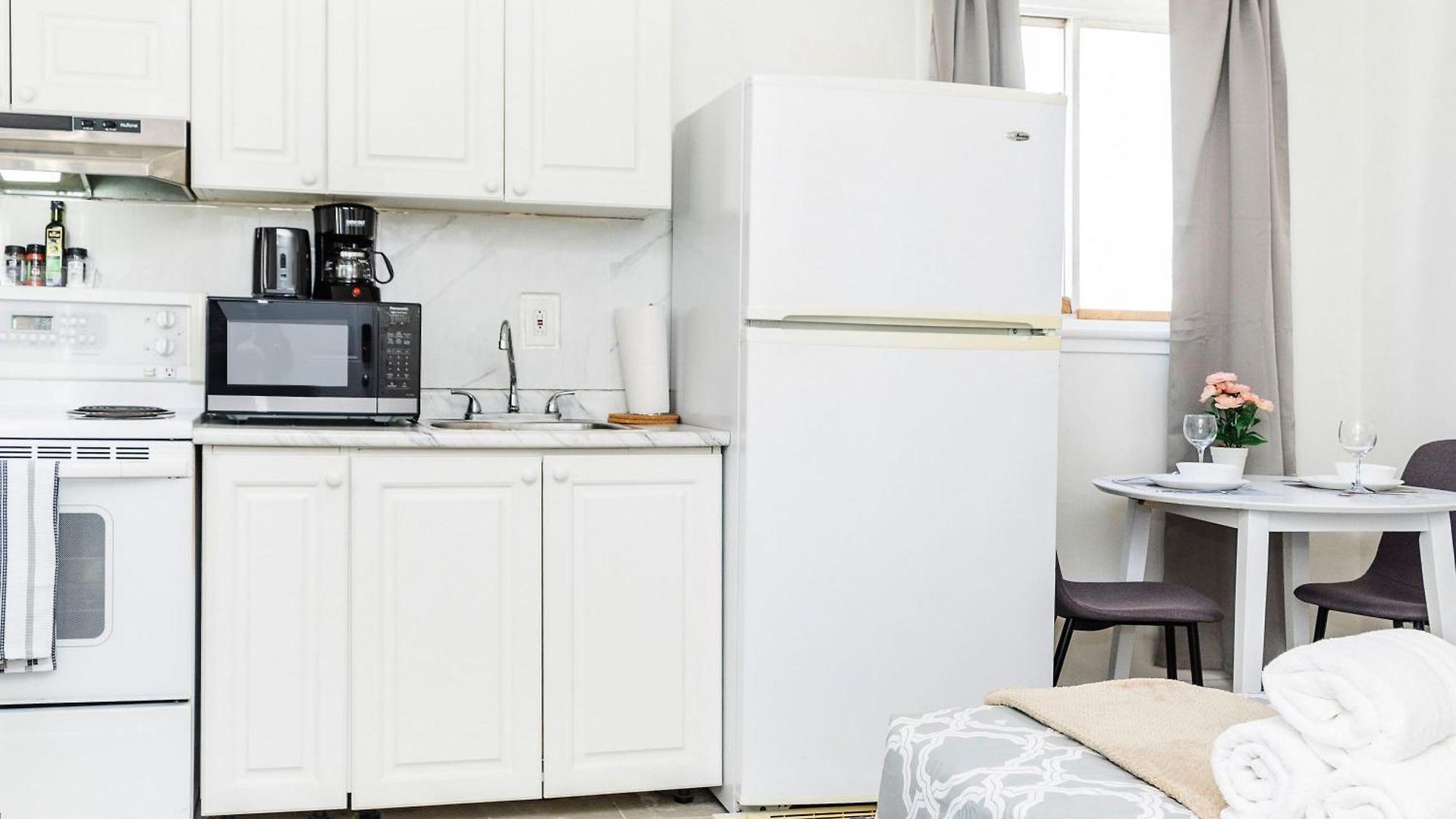 Pet Friendly Suite- In Chinatown Apartment