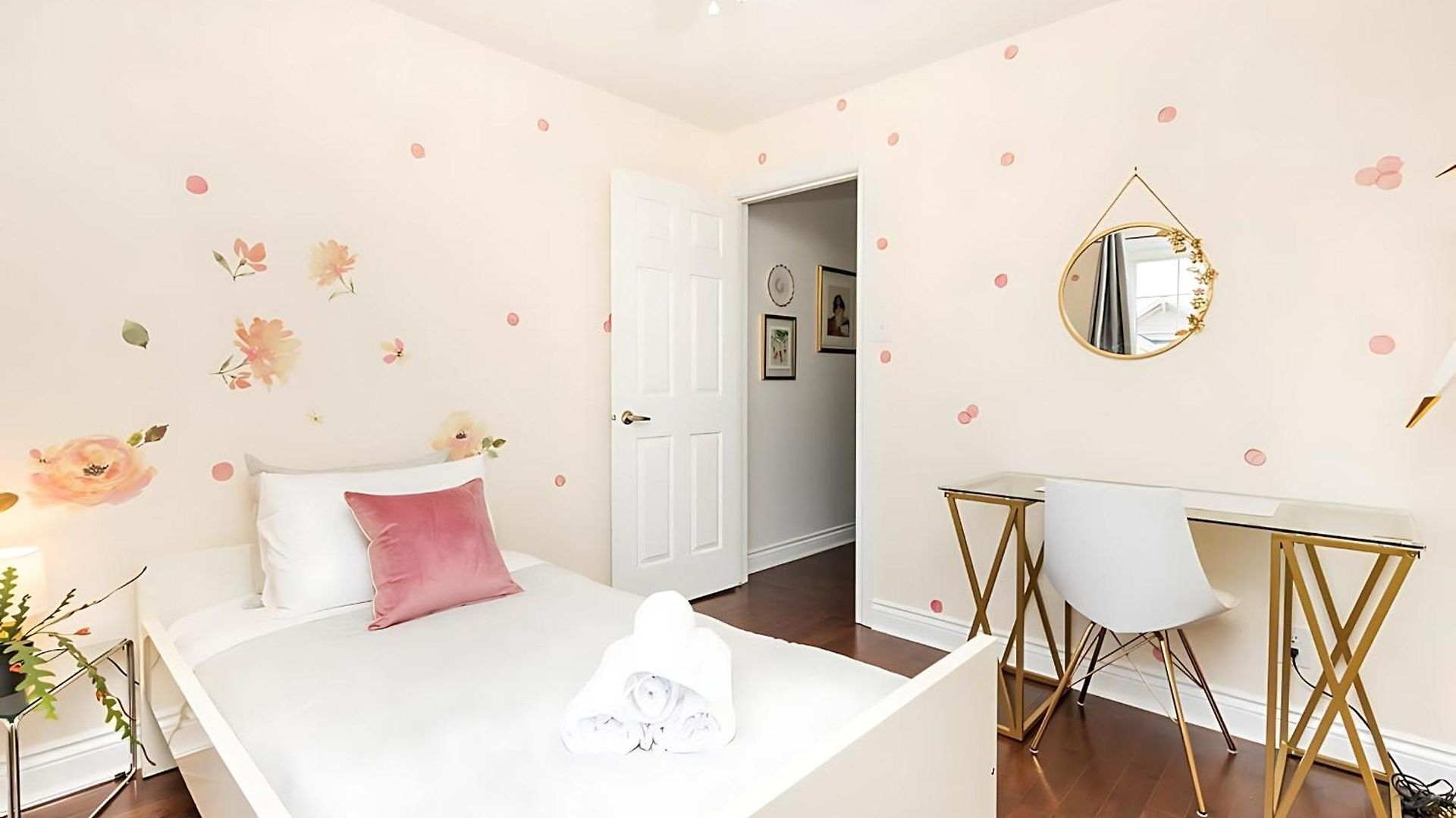 Cozy Modern 4br With Sunny Patio * Ottawa
