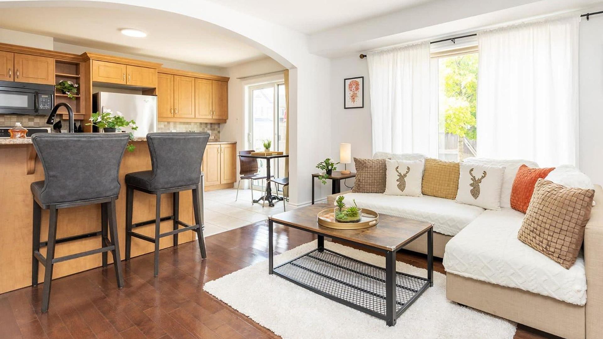 Cozy Modern 4br With Sunny Patio Holiday home *