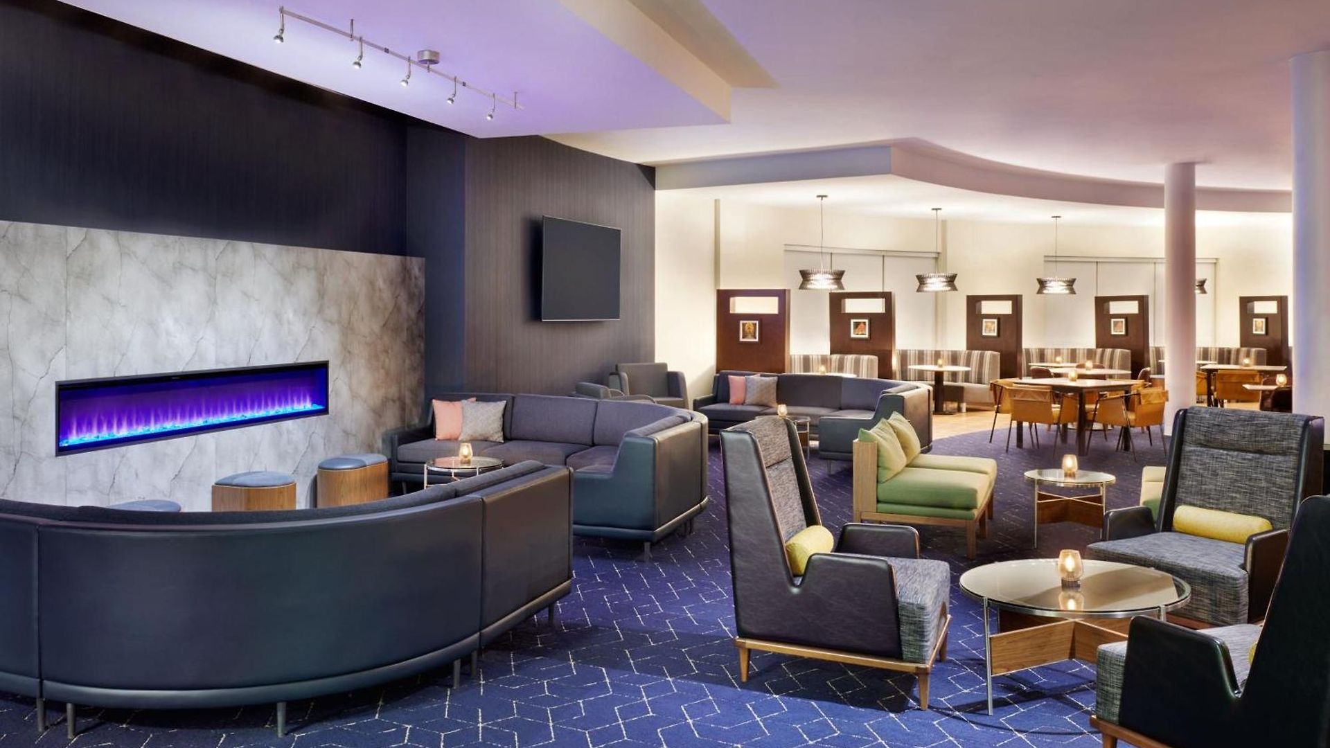 Courtyard By Marriott East Hotel