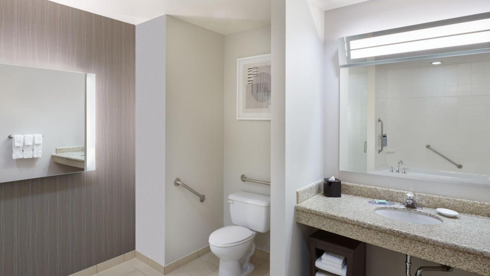 Courtyard By Marriott East Hotel