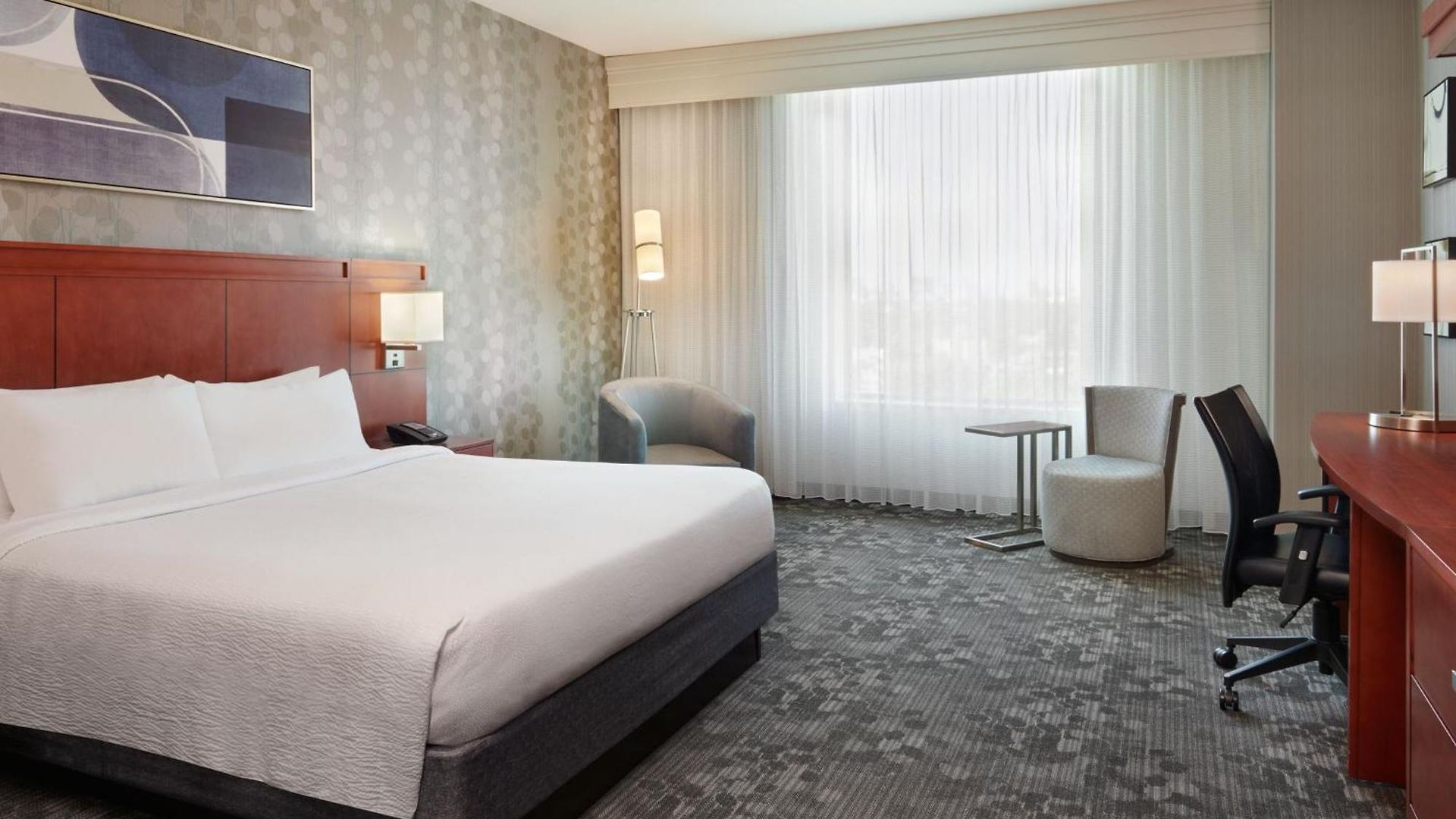 Courtyard By Marriott East Hotel