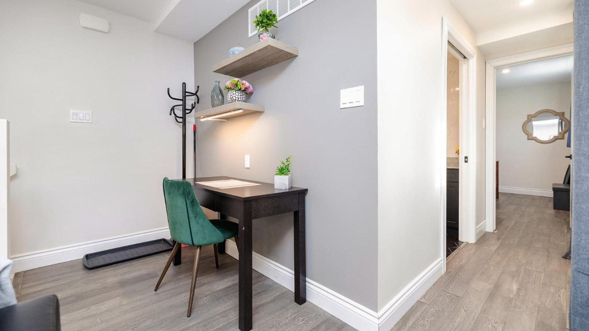 Pet-friendly 2br - Near *