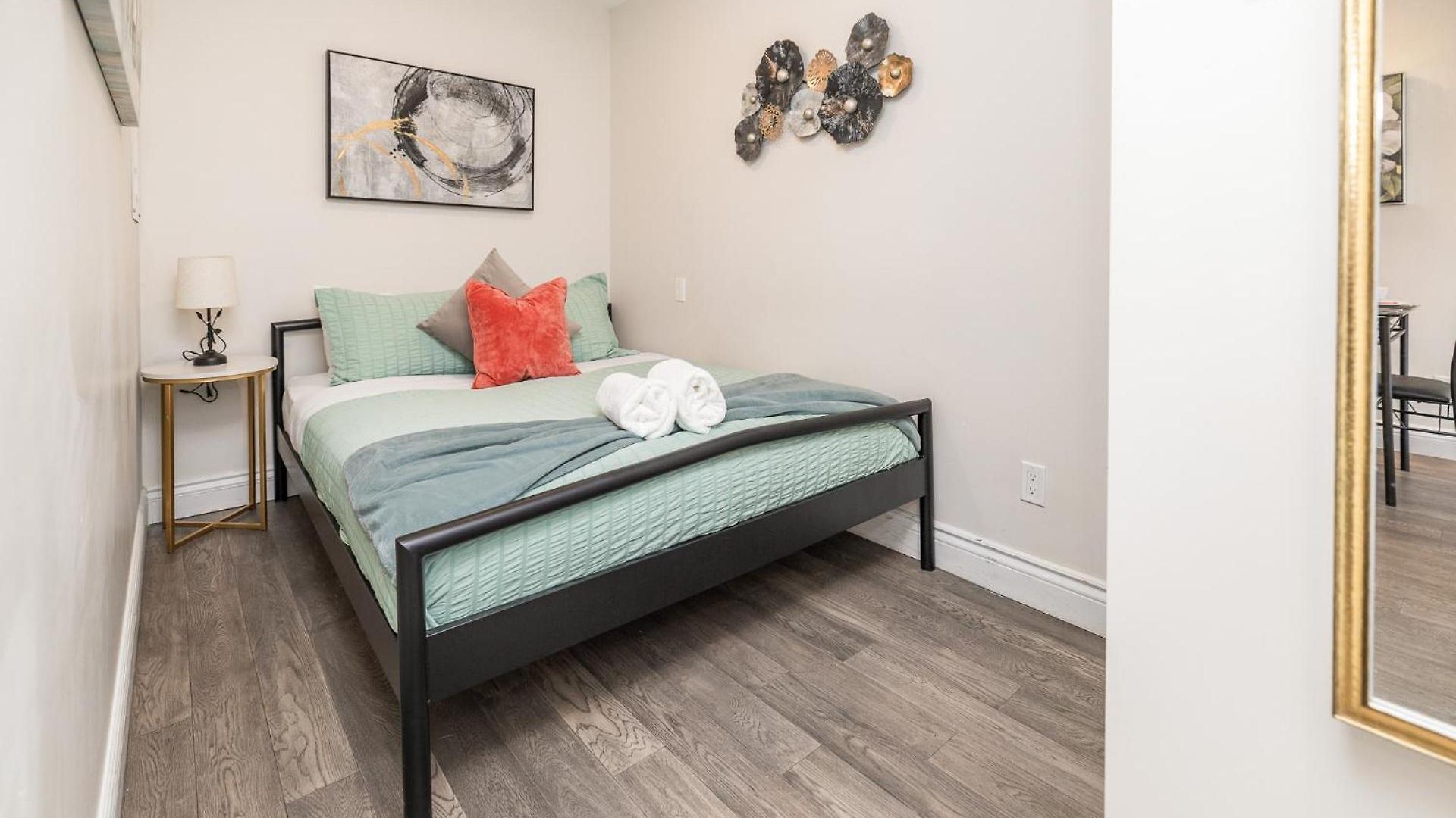 Pet-friendly 2br - Near *
