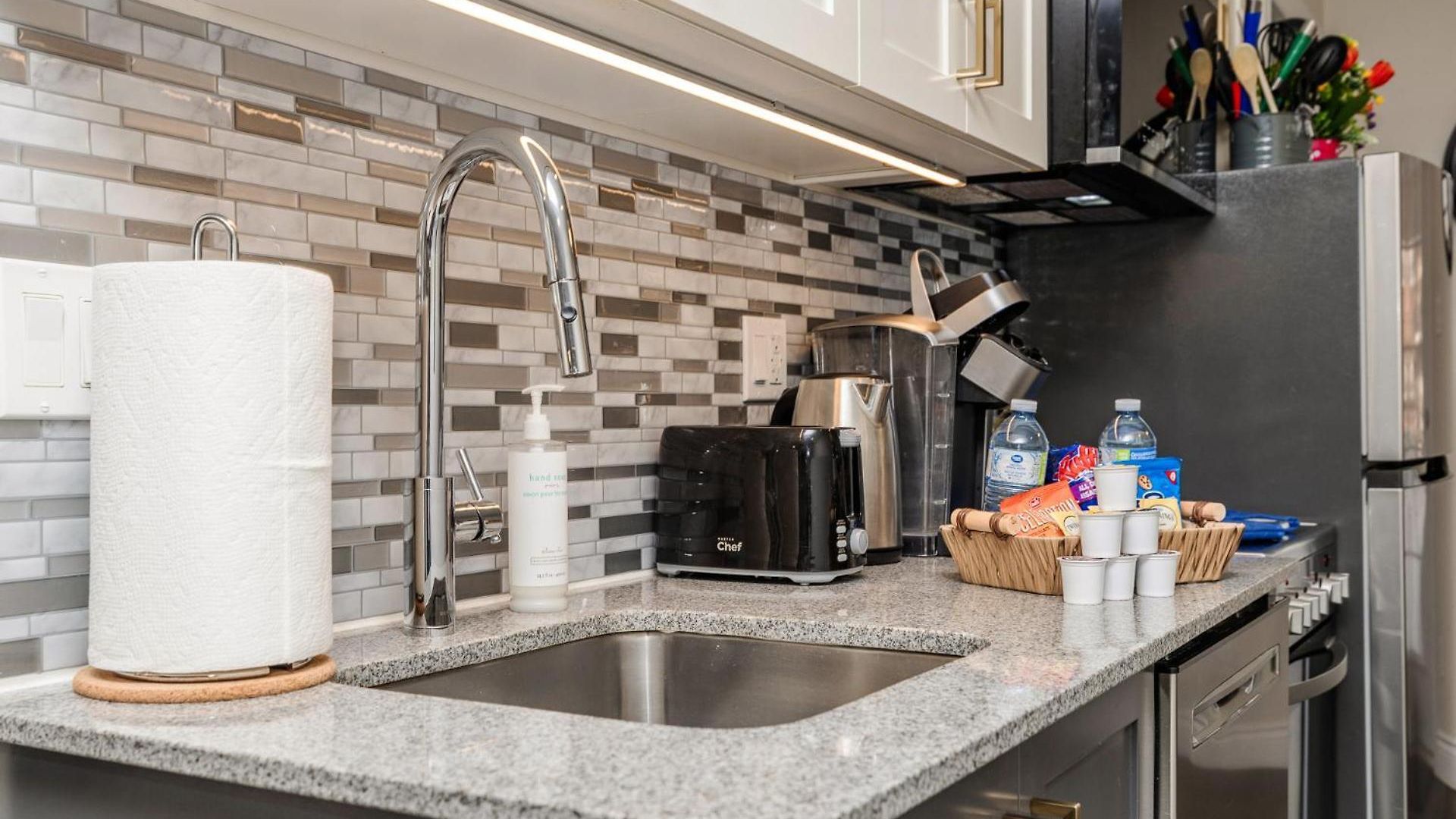 Pet-friendly 2br - Near Apartment