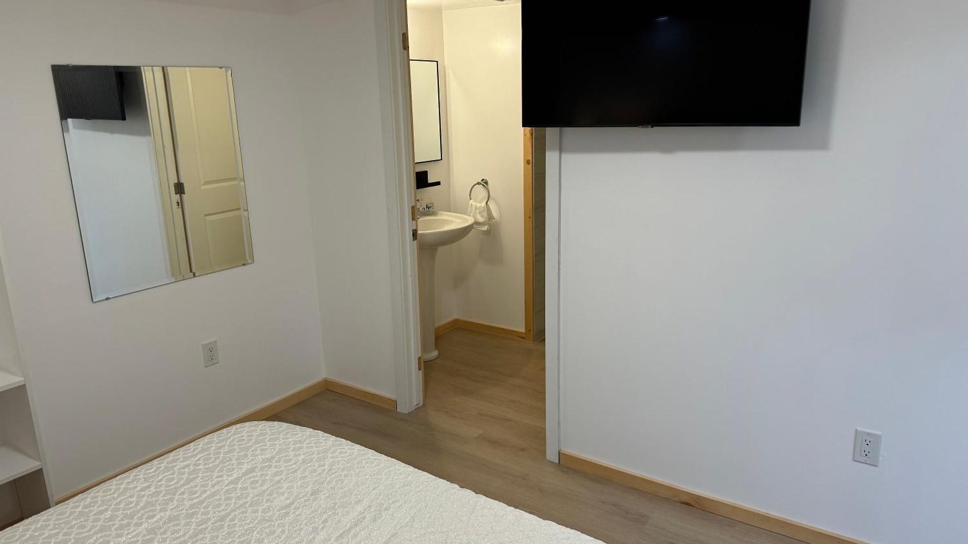 Apartment Private Entrance, Private Bathroom, Bedroom And Workspace