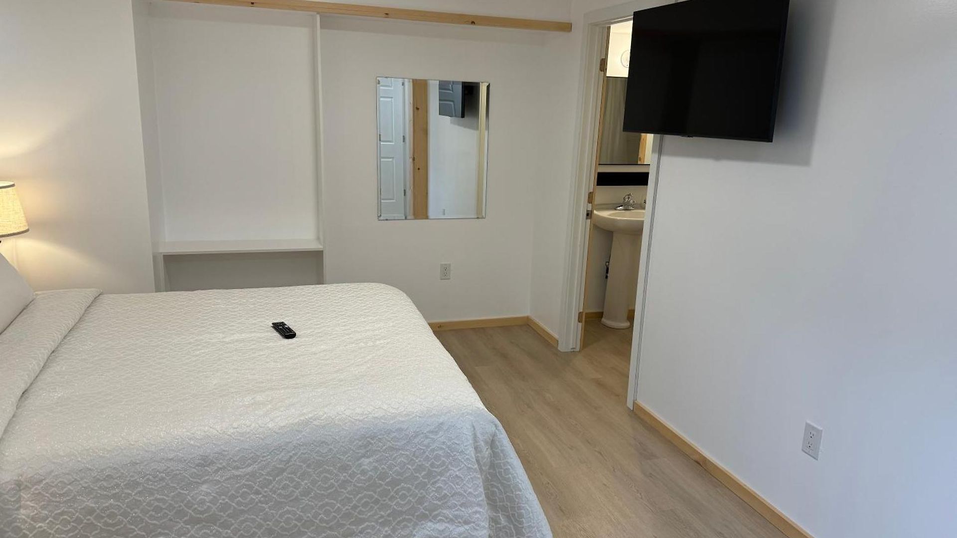 Private Entrance, Private Bathroom, Bedroom And Workspace Apartment *