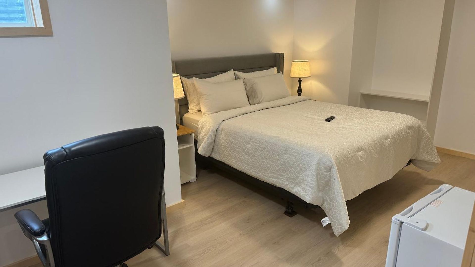 Apartment Private Entrance, Private Bathroom, Bedroom And Workspace Ottawa