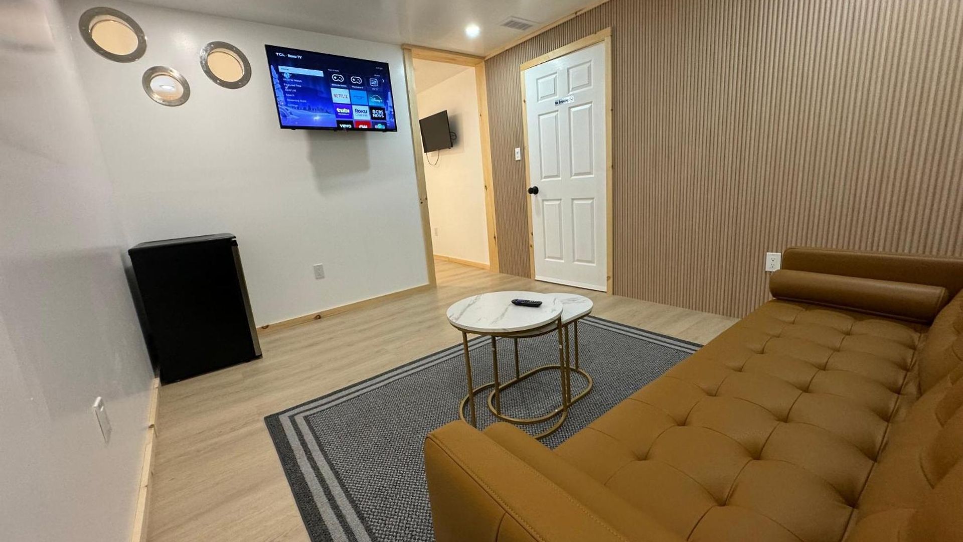 Private Entrance, Private Bathroom, Bedroom And Workspace Apartment