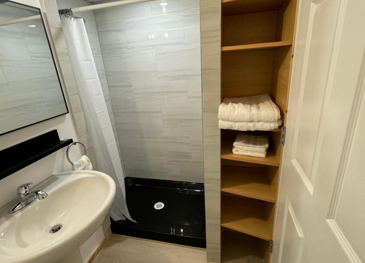 Private Entrance, Private Bathroom, Bedroom And Workspace Apartment Ottawa