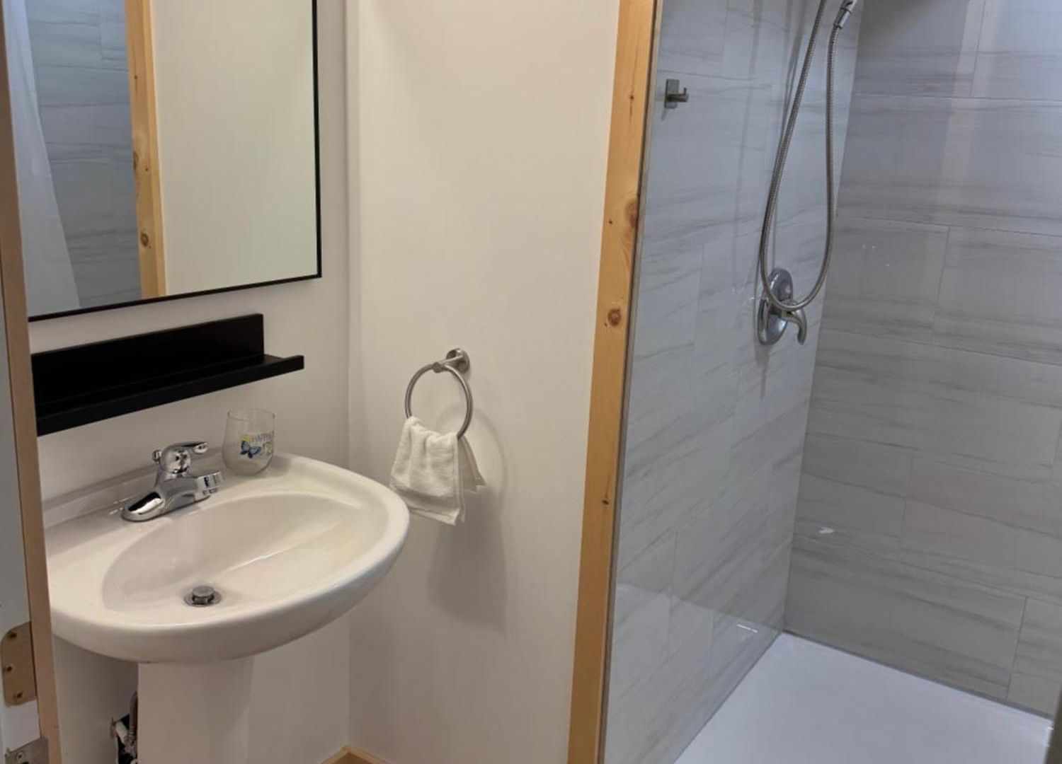 Apartment Private Entrance, Private Bathroom, Bedroom And Workspace Ottawa