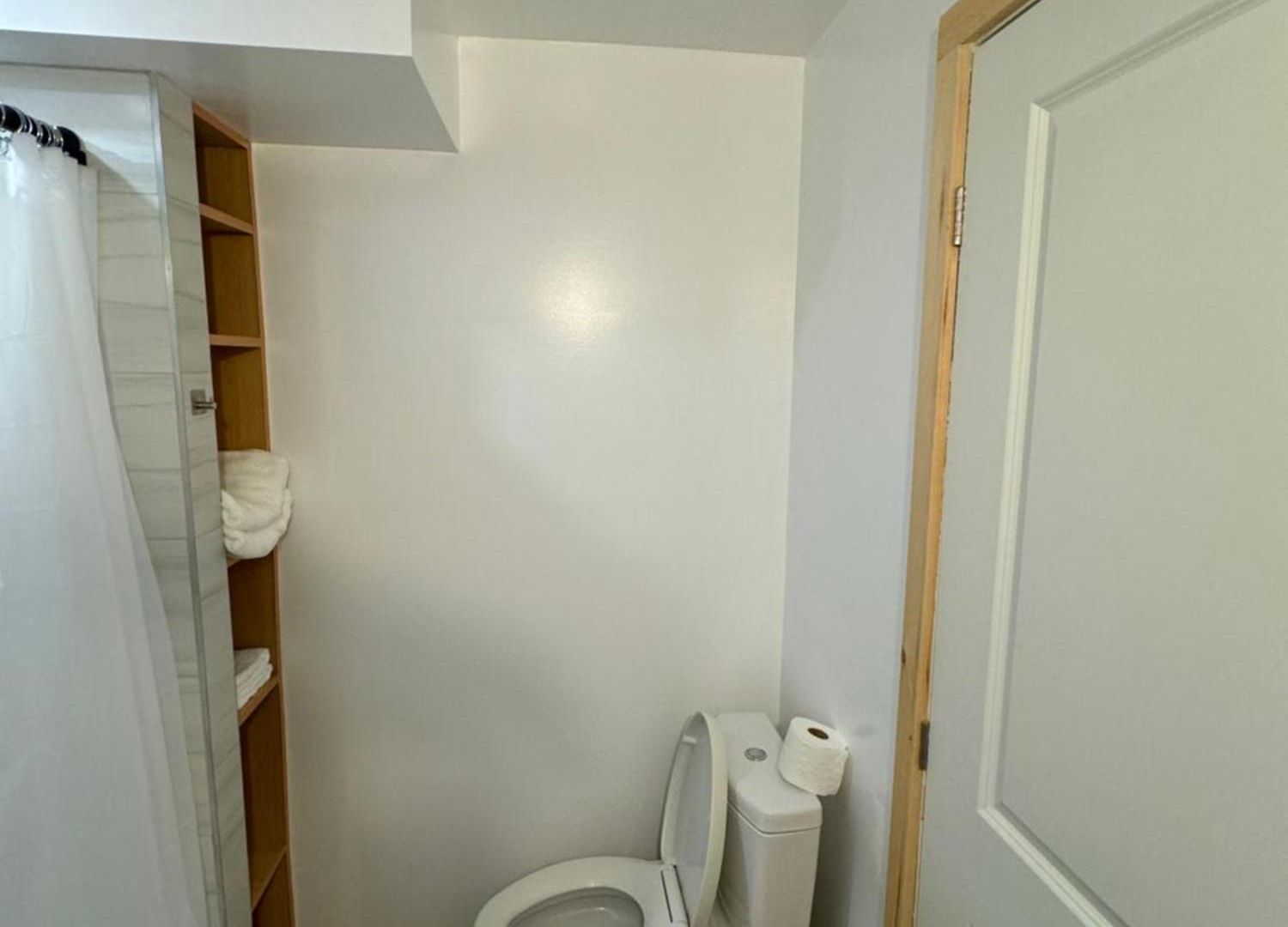 Apartment Private Entrance, Private Bathroom, Bedroom And Workspace *
