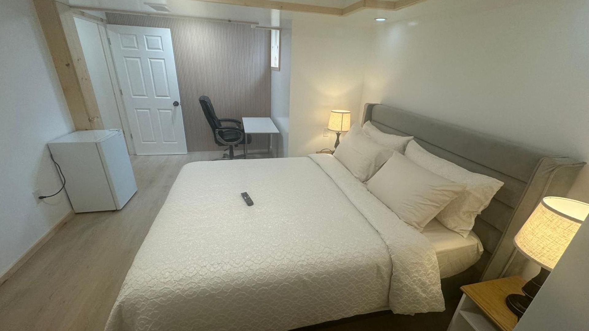 Apartment Private Entrance, Private Bathroom, Bedroom And Workspace Ottawa