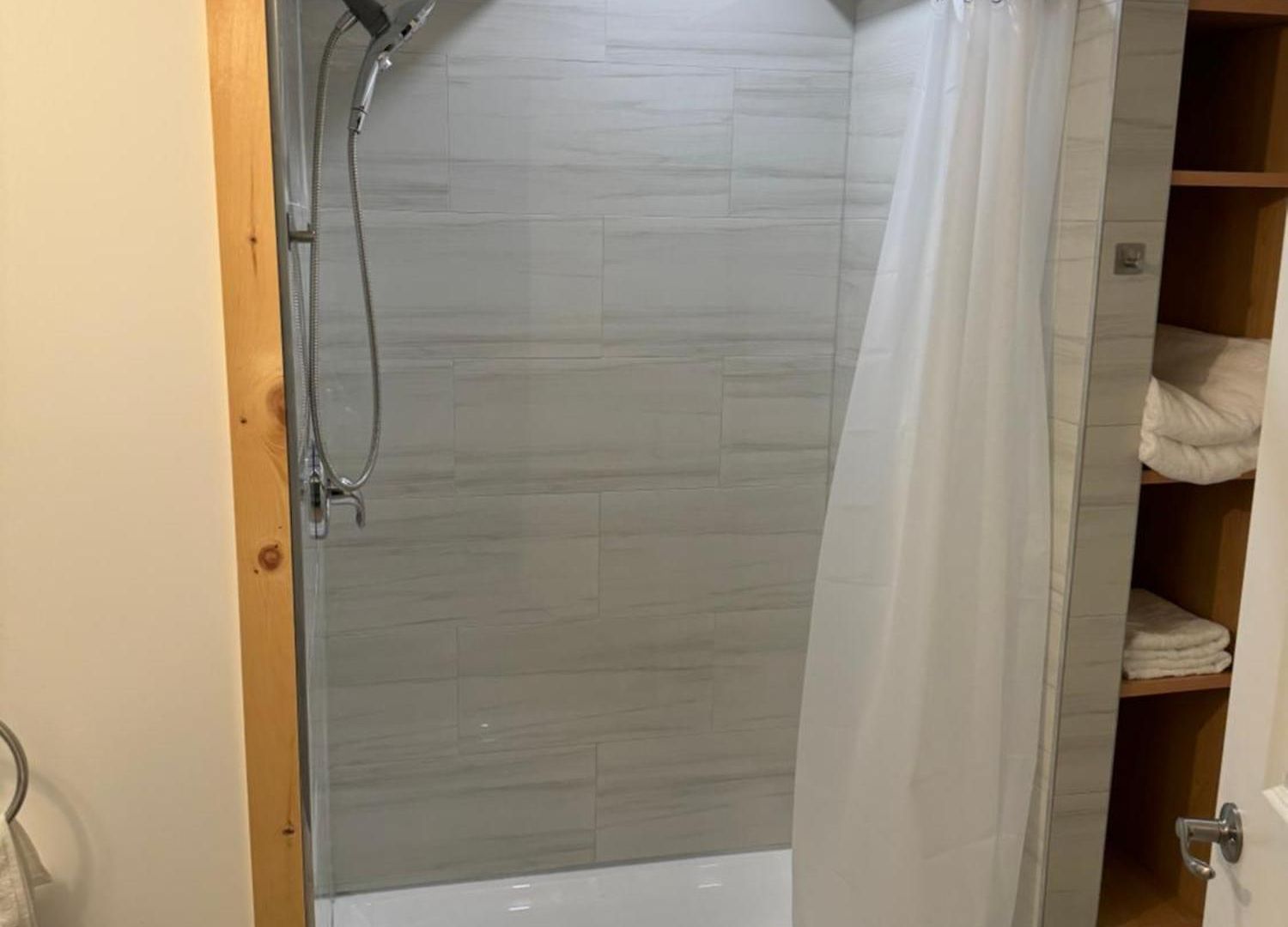 Private Entrance, Private Bathroom, Bedroom And Workspace *