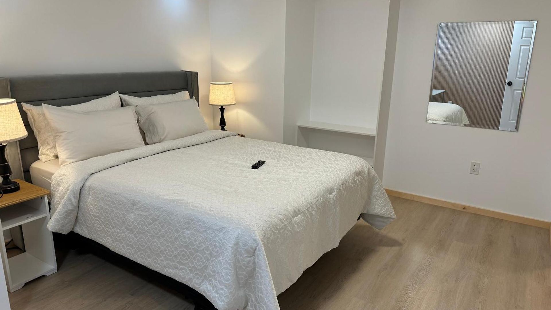 Private Entrance, Private Bathroom, Bedroom And Workspace Apartment *