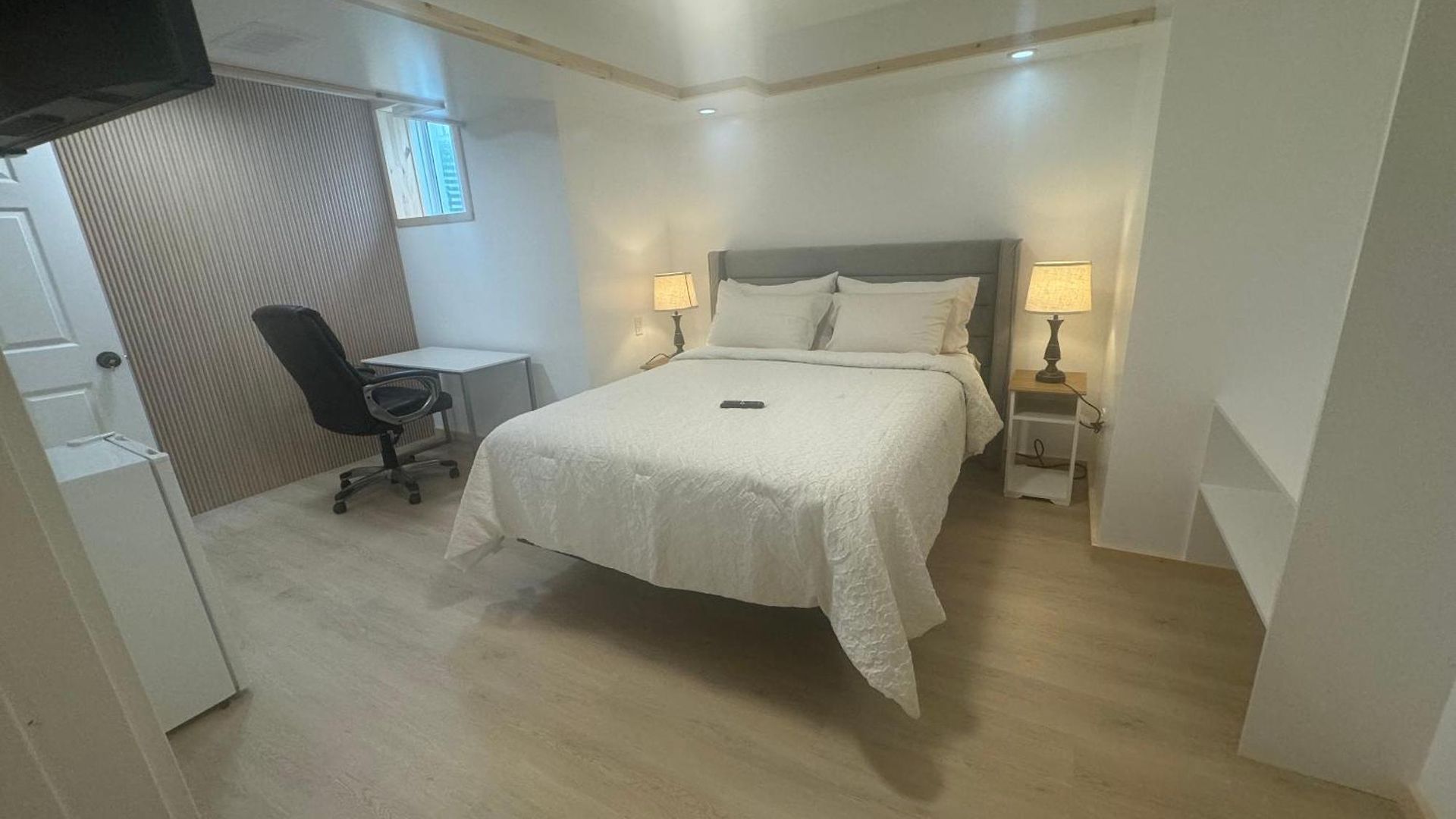 Private Entrance, Private Bathroom, Bedroom And Workspace Apartment Ottawa