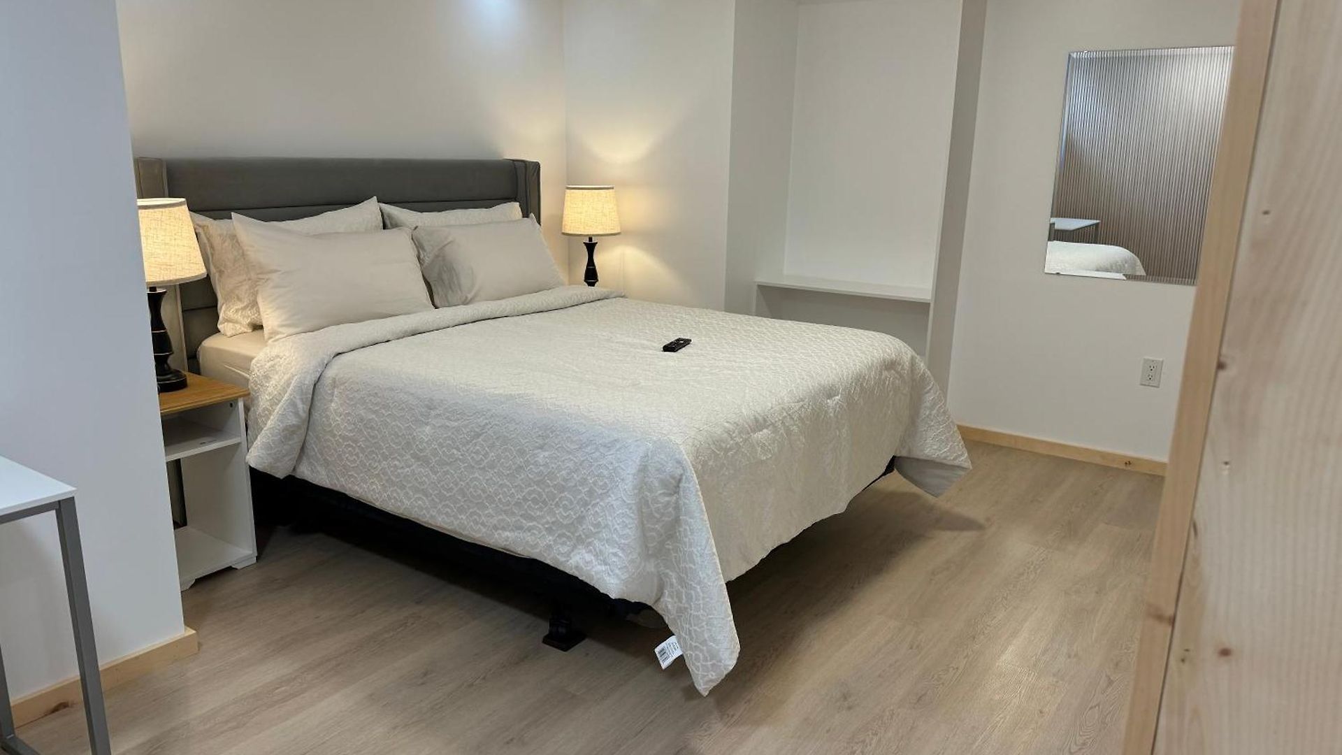 Private Entrance, Private Bathroom, Bedroom And Workspace Apartment *