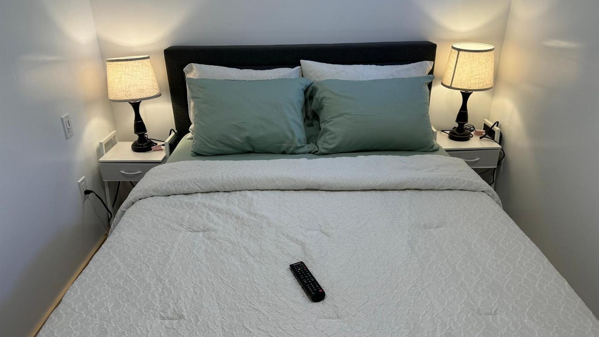 Apartment Private Entrance, Private Bathroom, Bedroom And Workspace *