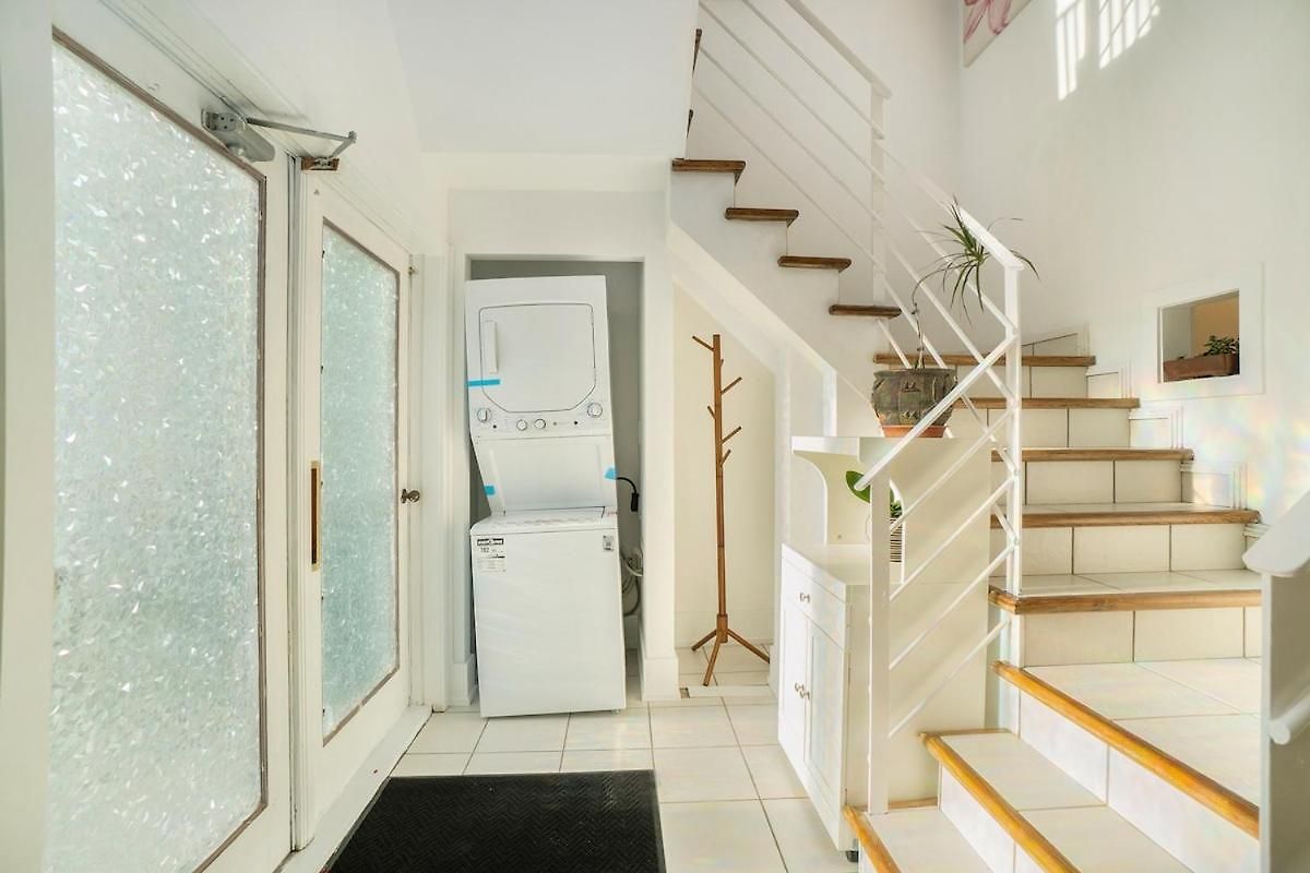 Private 3 Bedrooms Downtown W Balcony Apartment