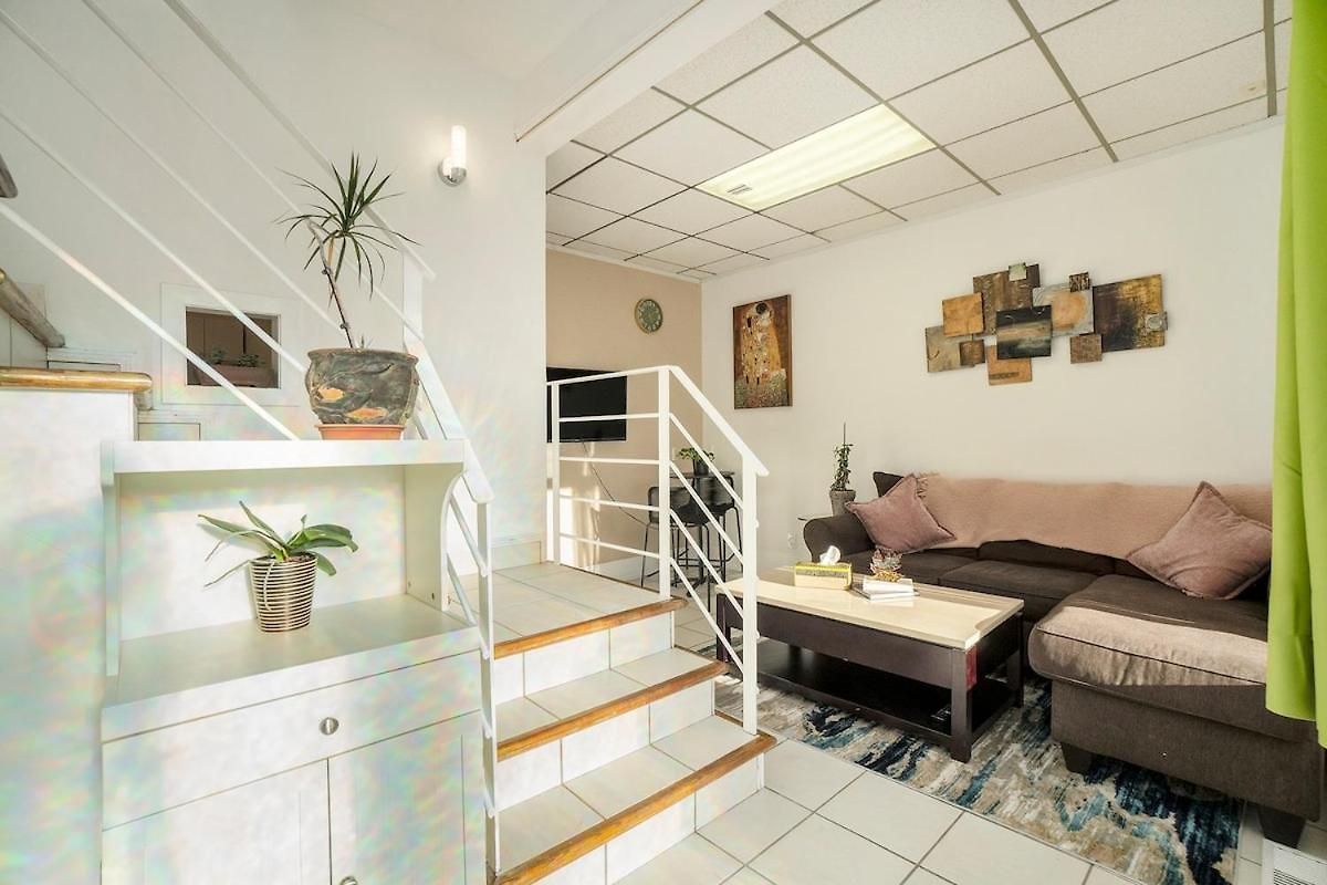 Private 3 Bedrooms Downtown W Balcony Apartment *