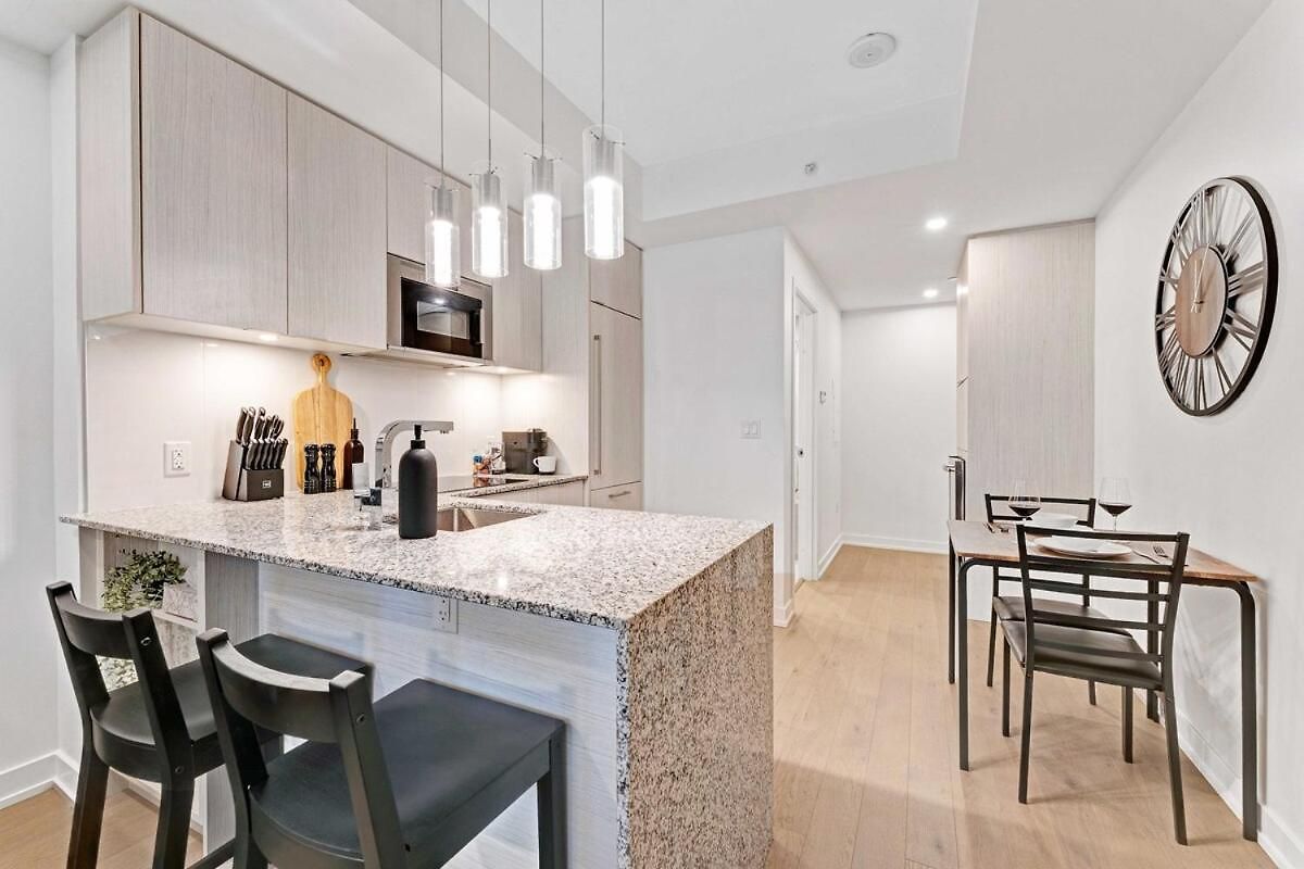 High-end With Gym And Walking Distance To Parliament Apartment