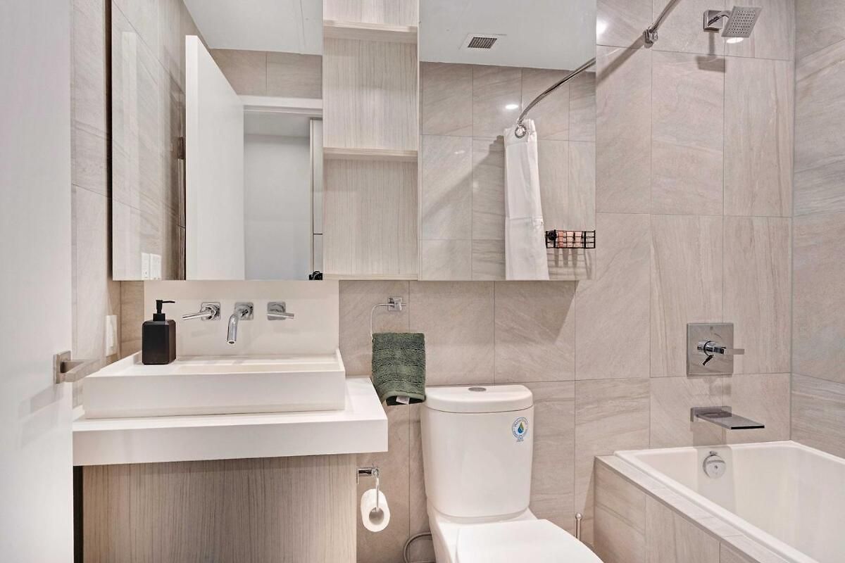 High-end With Gym And Walking Distance To Parliament Apartment *