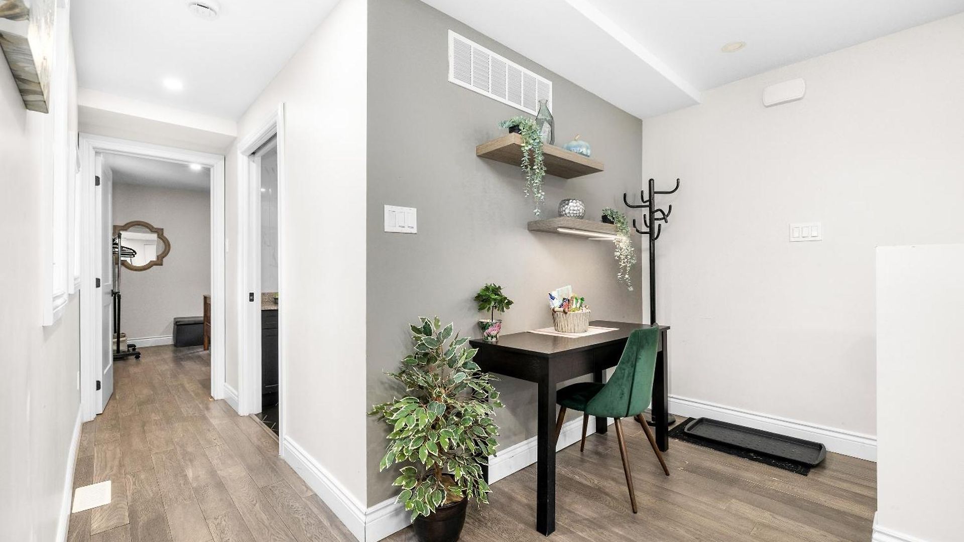 Downtown Steps To Byward Market Apartment