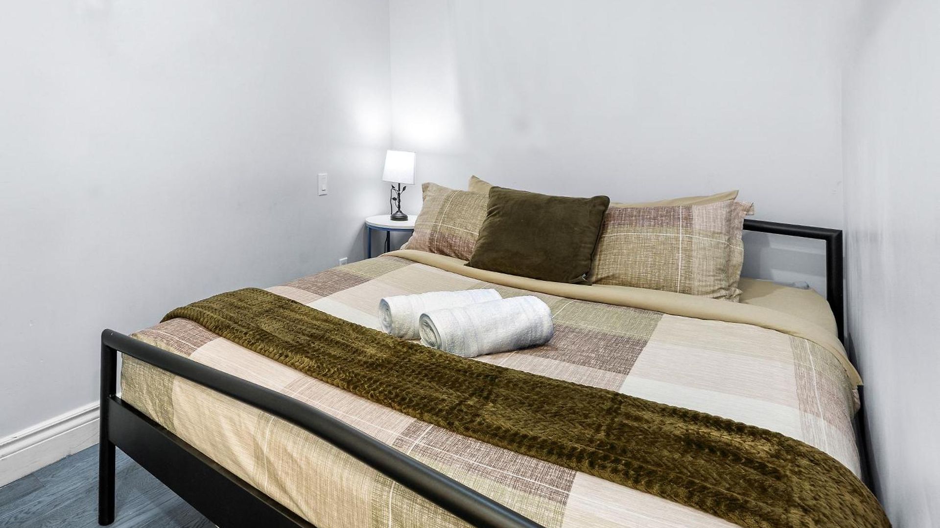 Downtown Steps To Byward Market Apartment Ottawa
