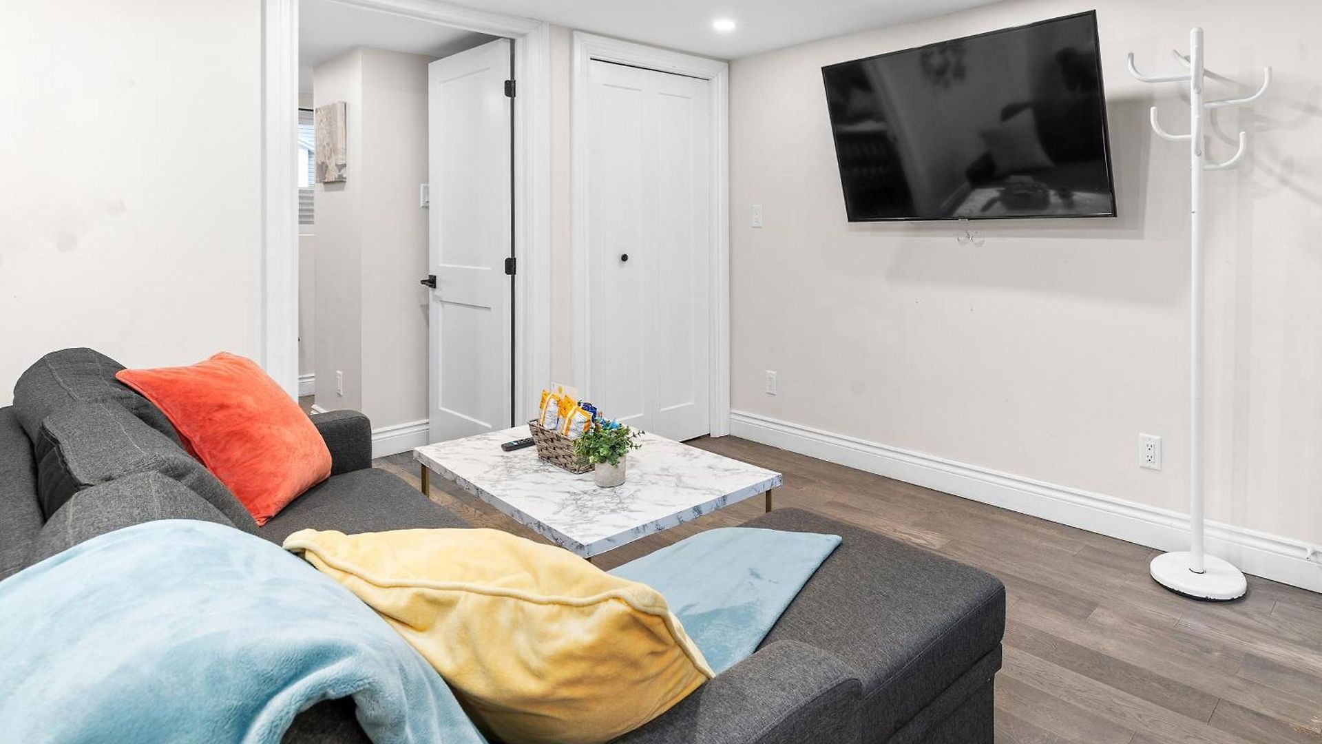 Modern Basement Flat In The Heart Of Historic * Ottawa