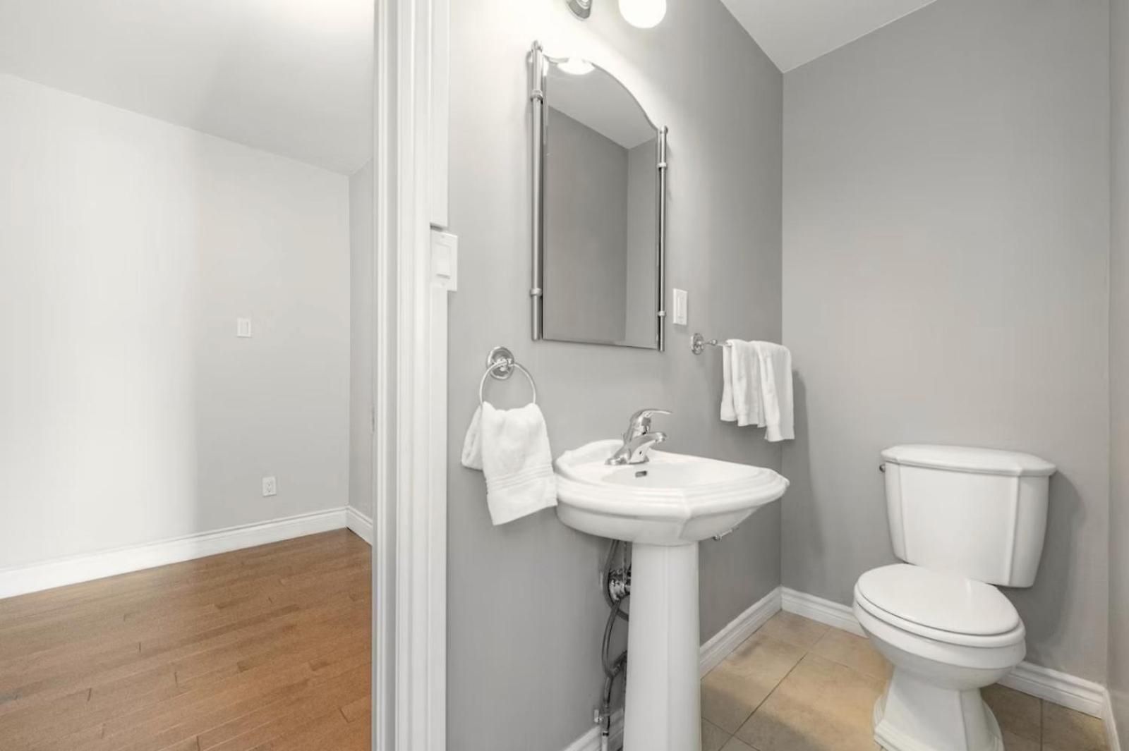 Entire House With 6 Bedrooms, 2 Full Bathrooms, And 1 Half Bathroom Holiday home *