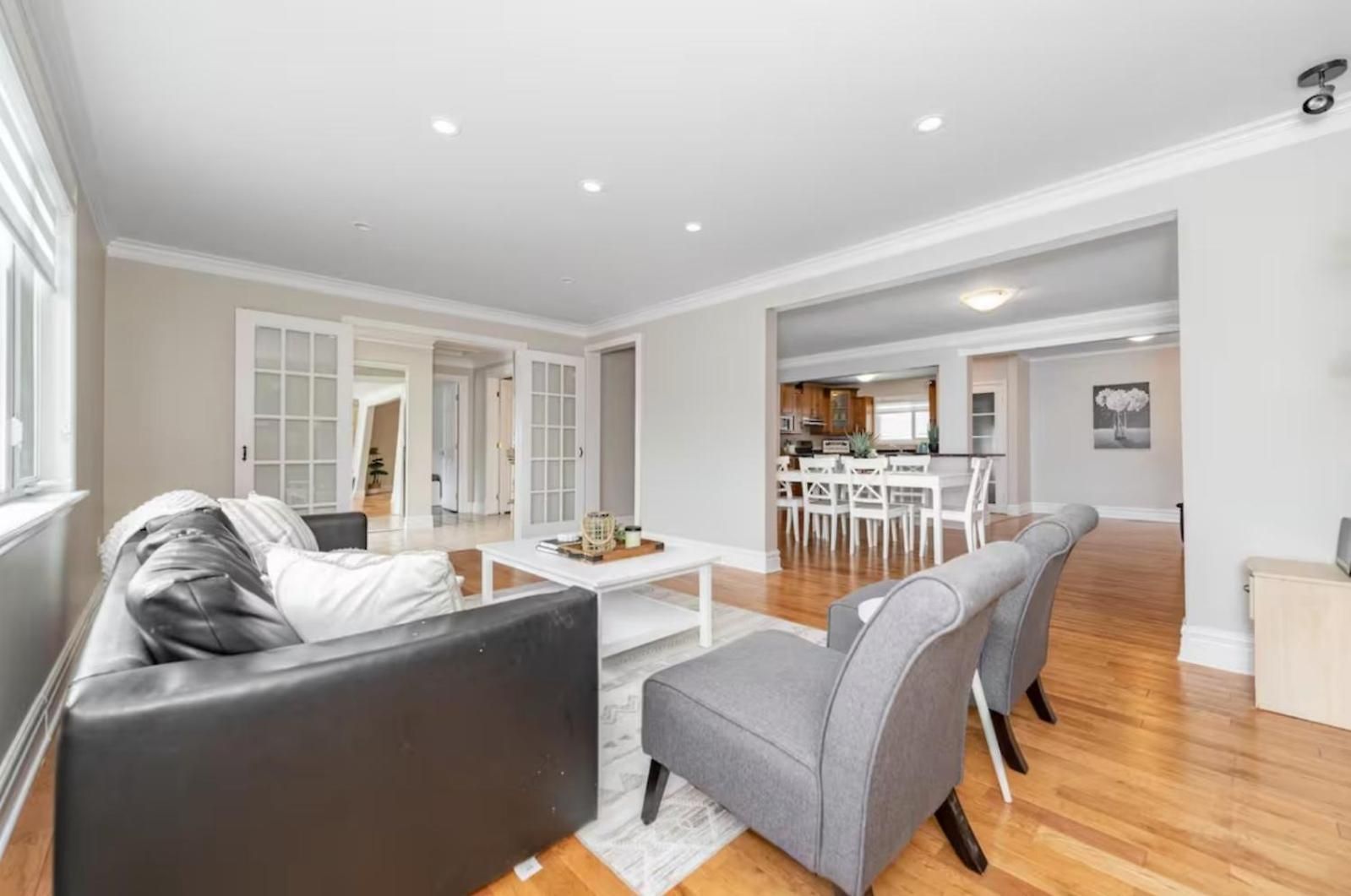 Holiday home Entire House With 6 Bedrooms, 2 Full Bathrooms, And 1 Half Bathroom Ottawa