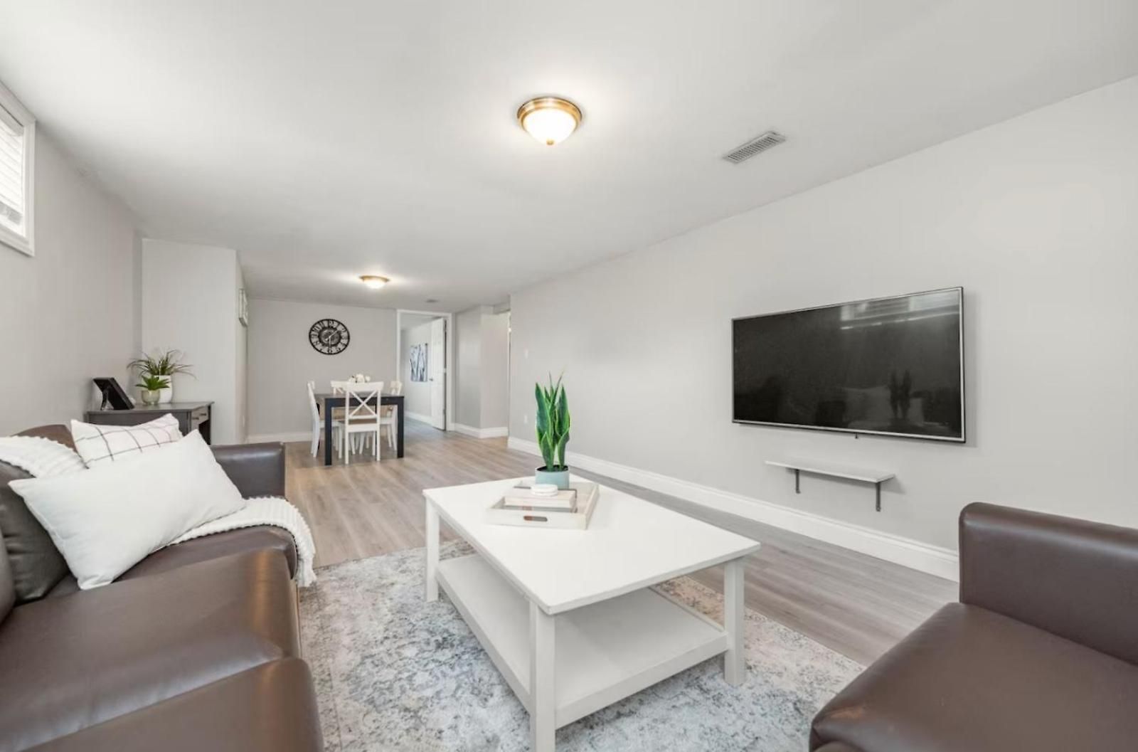 Holiday home Entire House With 6 Bedrooms, 2 Full Bathrooms, And 1 Half Bathroom Ottawa