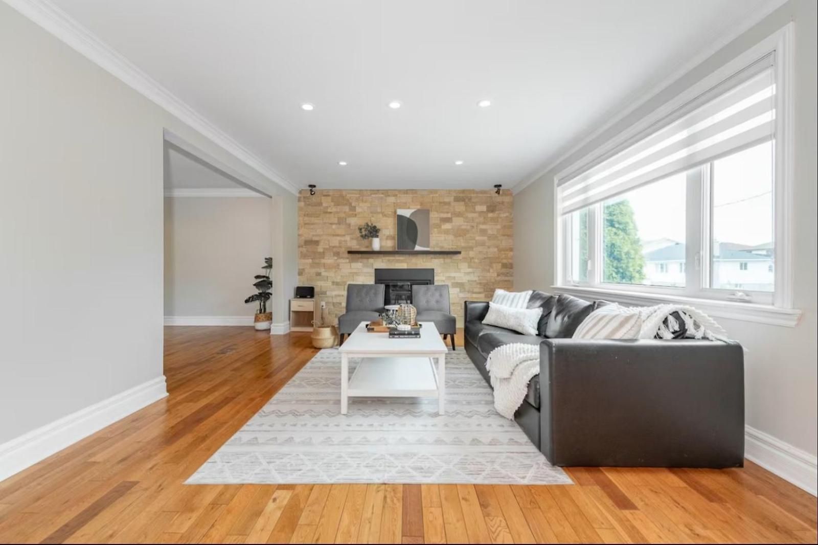 Entire House With 6 Bedrooms, 2 Full Bathrooms, And 1 Half Bathroom * Ottawa