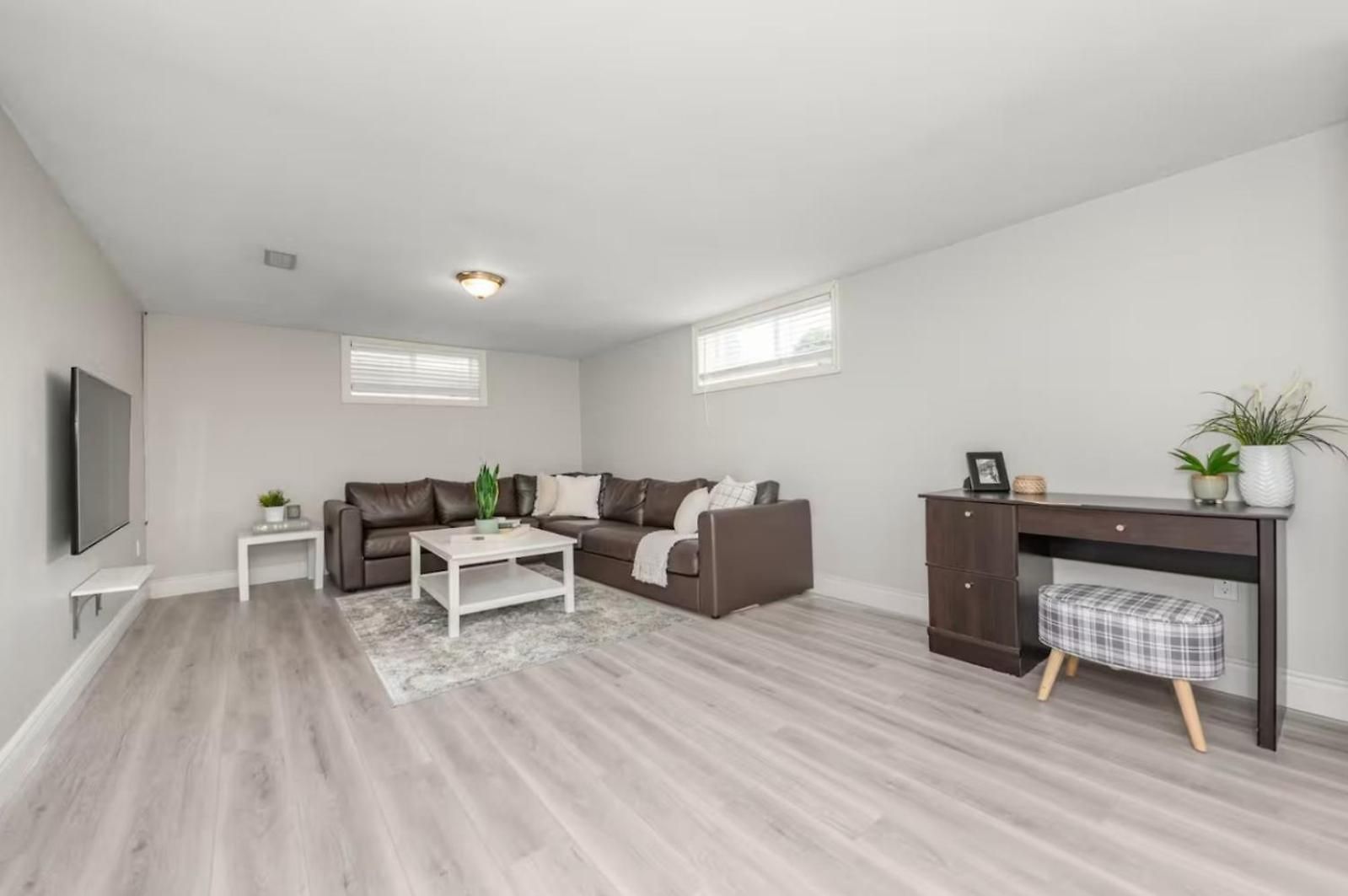 Holiday home Entire House With 6 Bedrooms, 2 Full Bathrooms, And 1 Half Bathroom Ottawa