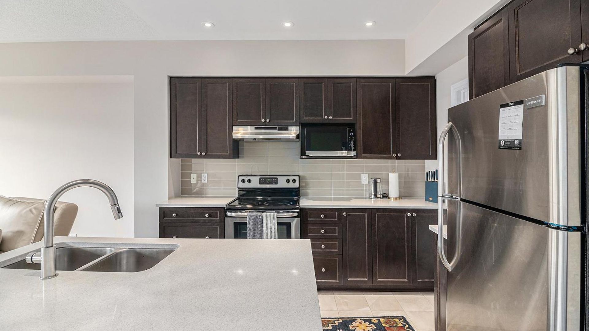 Luxurious Tastefully Furnished 3 Bedroom In Holiday home Ottawa