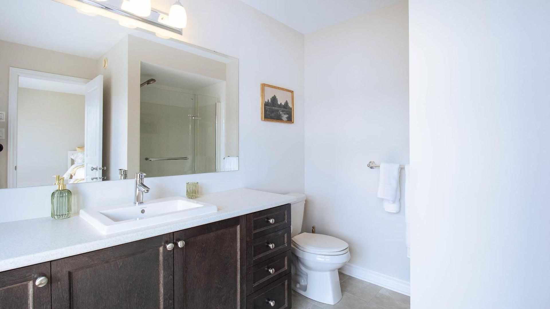 Luxurious Tastefully Furnished 3 Bedroom In Holiday home Ottawa
