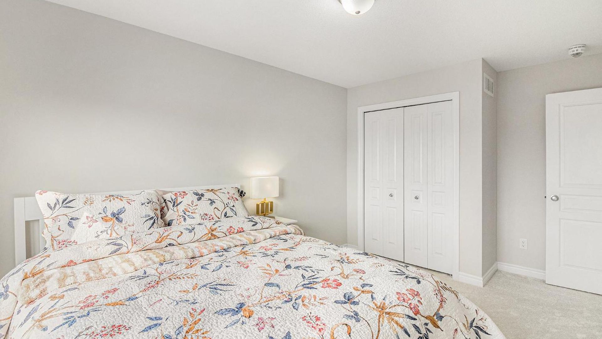 Luxurious Tastefully Furnished 3 Bedroom In Holiday home Ottawa