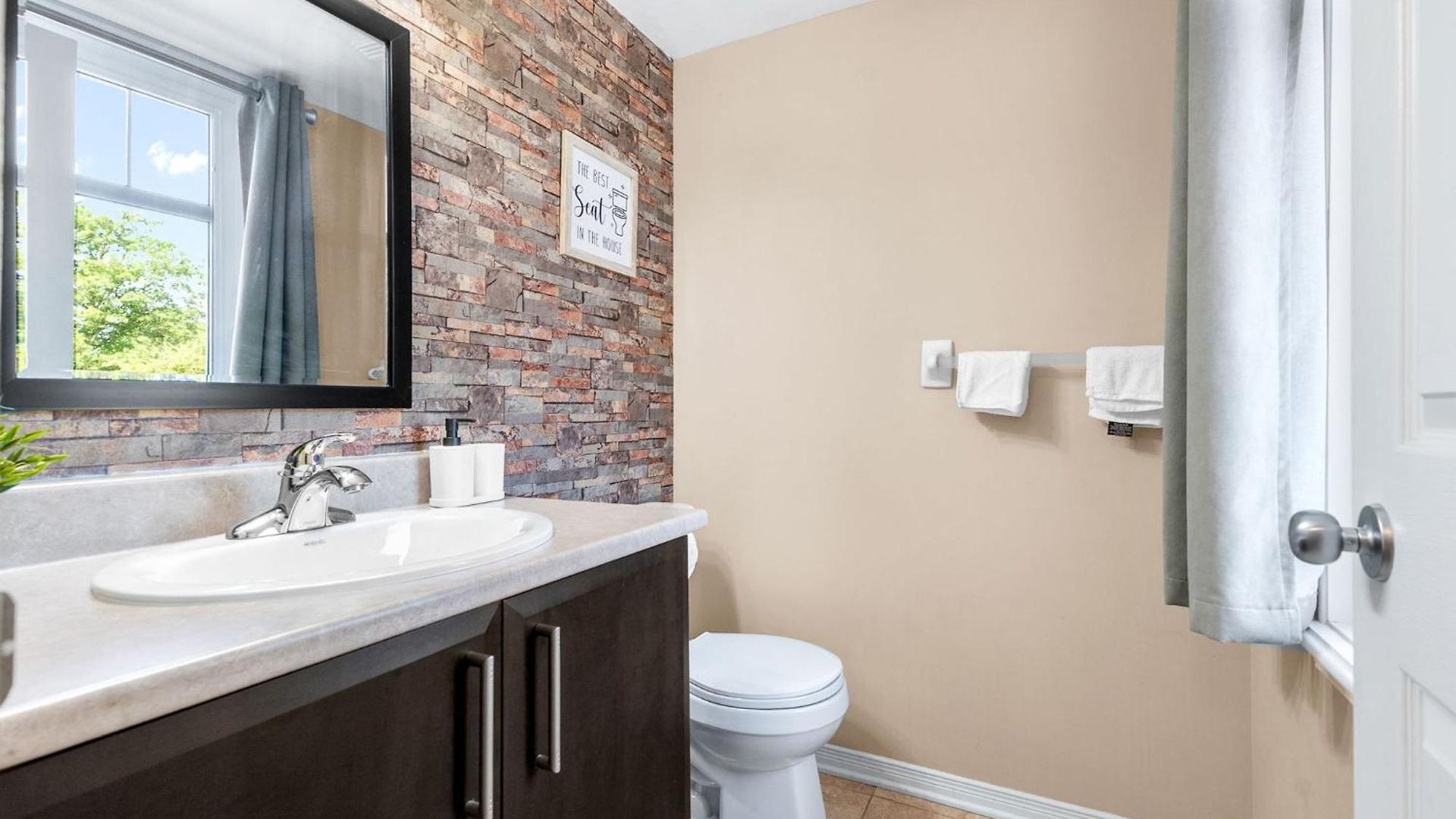 Simplylovely Modern Near Downtown With Free Parking And Patio * Ottawa
