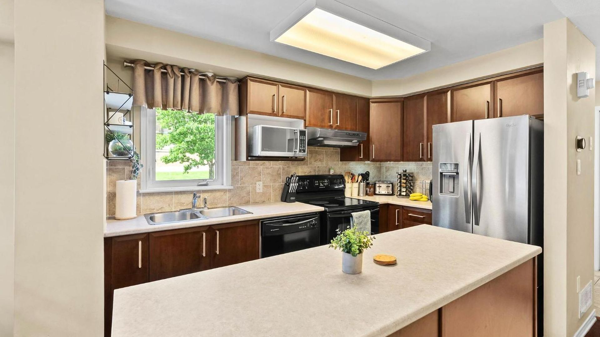 Simplylovely Modern Near Downtown With Free Parking And Patio * Ottawa
