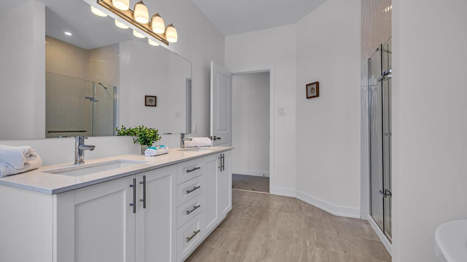 Modern 4br Executive Near Airport And Downtown
