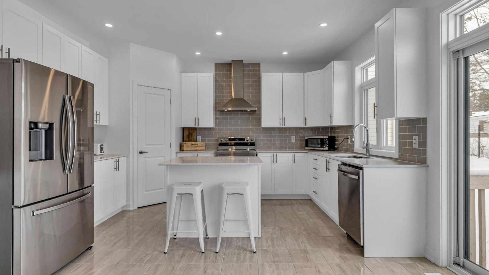 Modern 4br Executive Near Airport And Downtown *