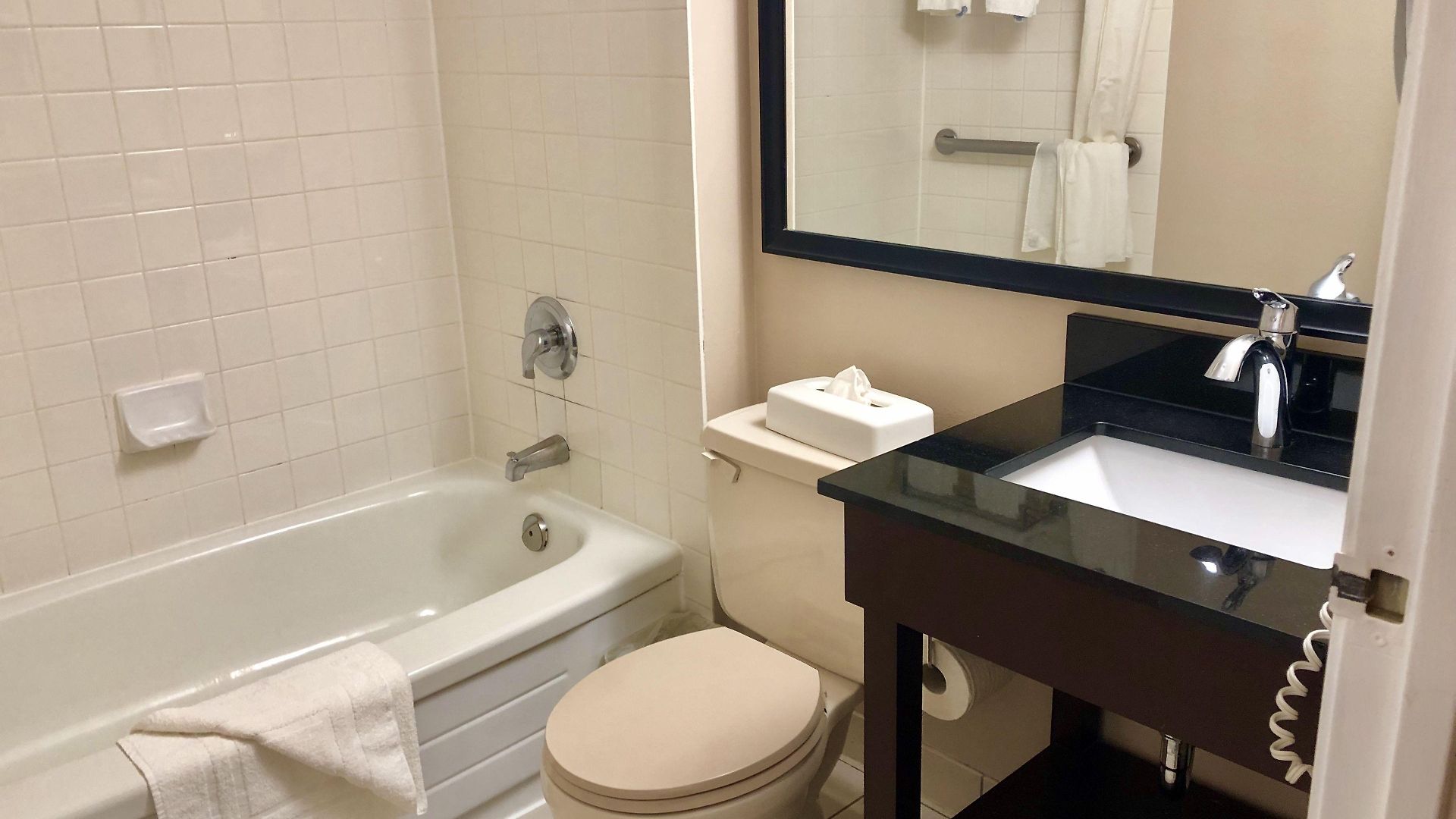 Travelodge By Wyndham East Hotel