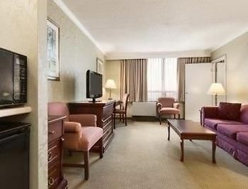 Days By Wyndham West Hotel Ottawa