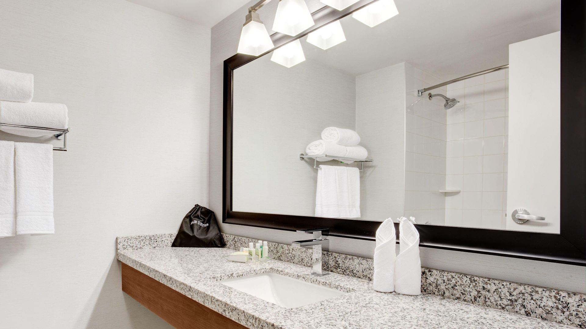 East By Ihg Ottawa
