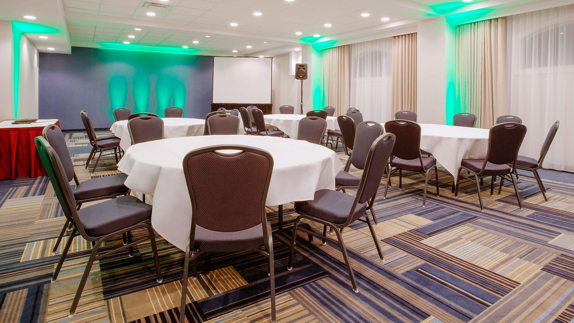 East By Ihg Ottawa