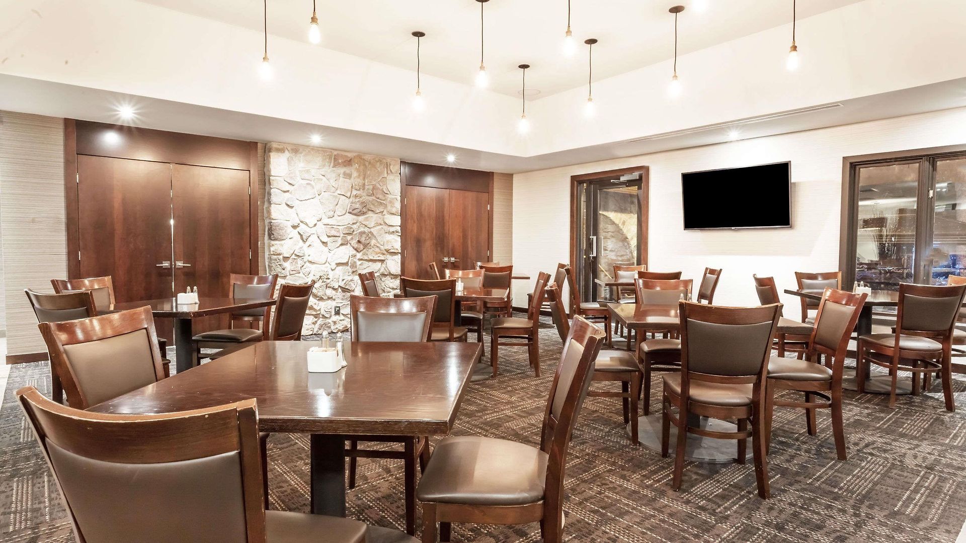 Ramada By Wyndham On The Rideau Hotel