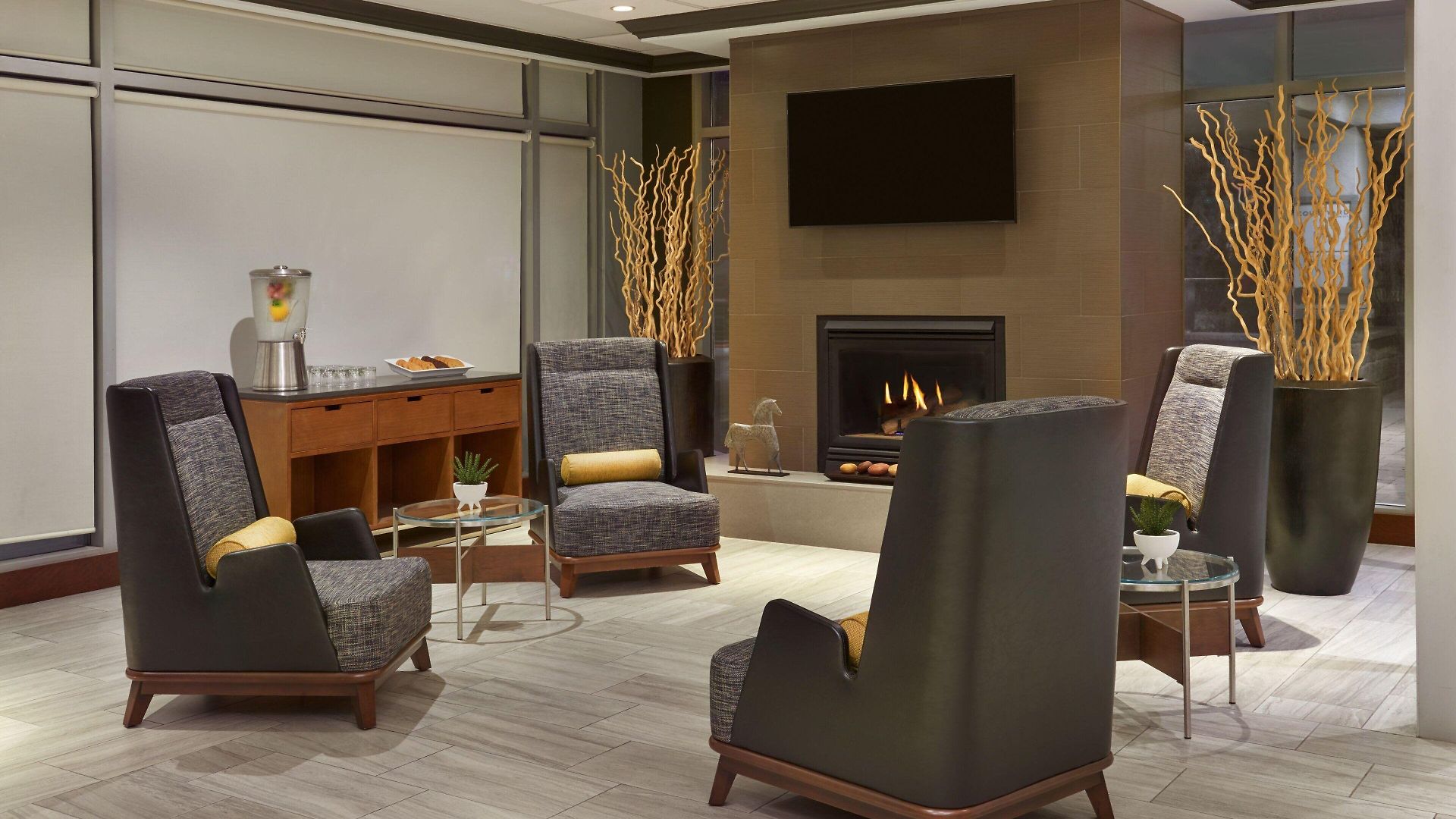 Courtyard By Marriott Downtown Hotel