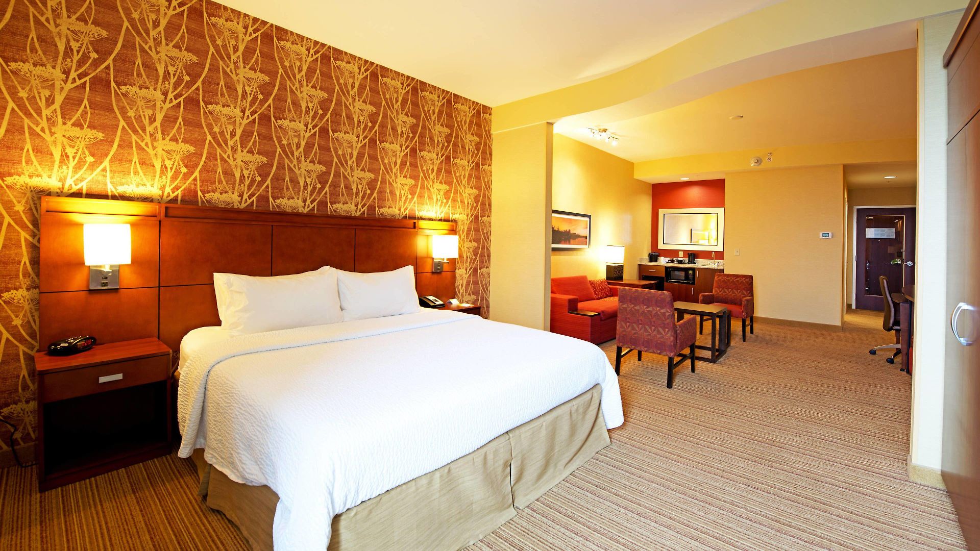 Courtyard By Marriott East Hotel