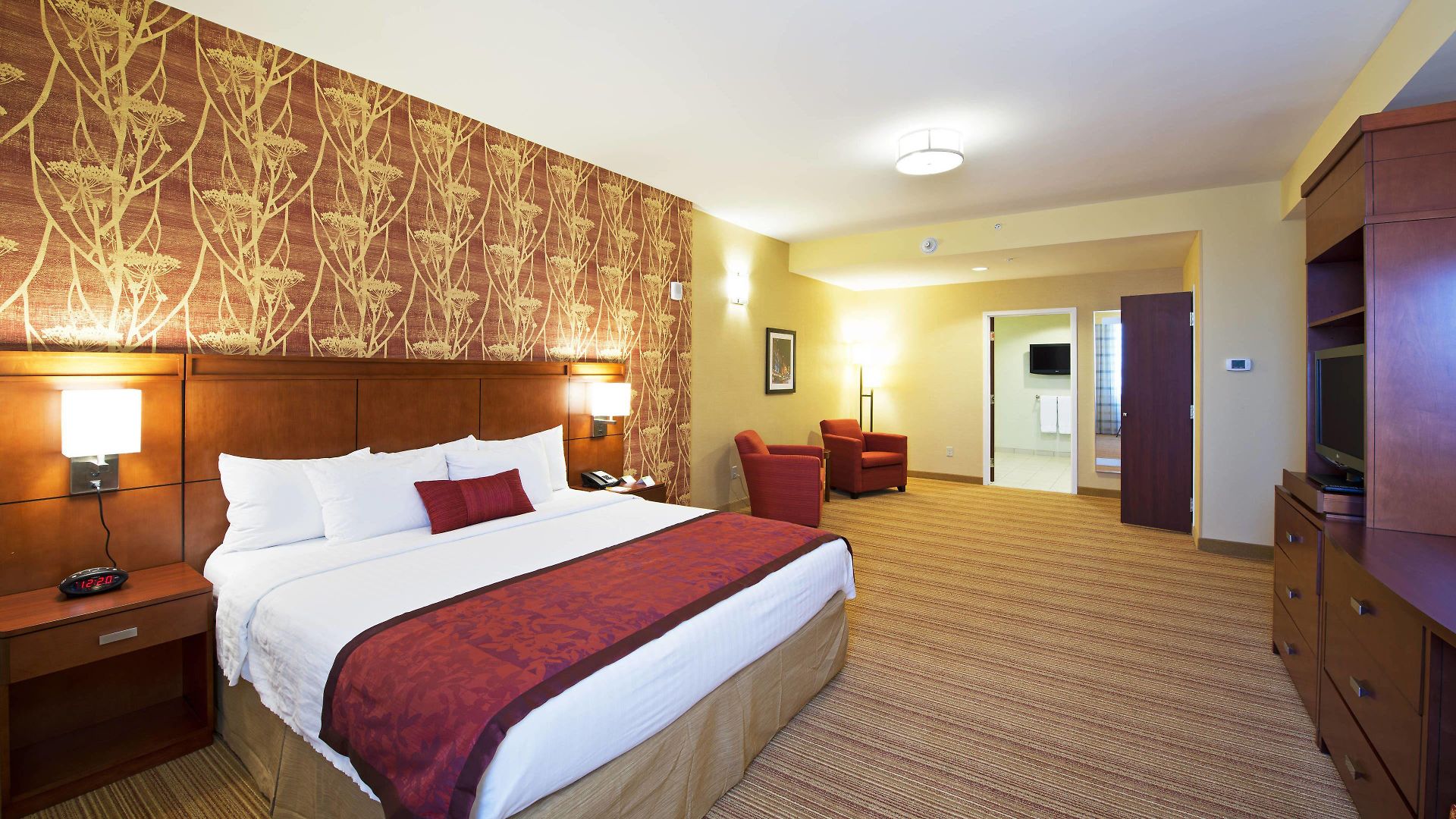 Courtyard By Marriott East Hotel