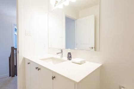 Modern 2br With Parking Near Airport And Downtown Ottawa